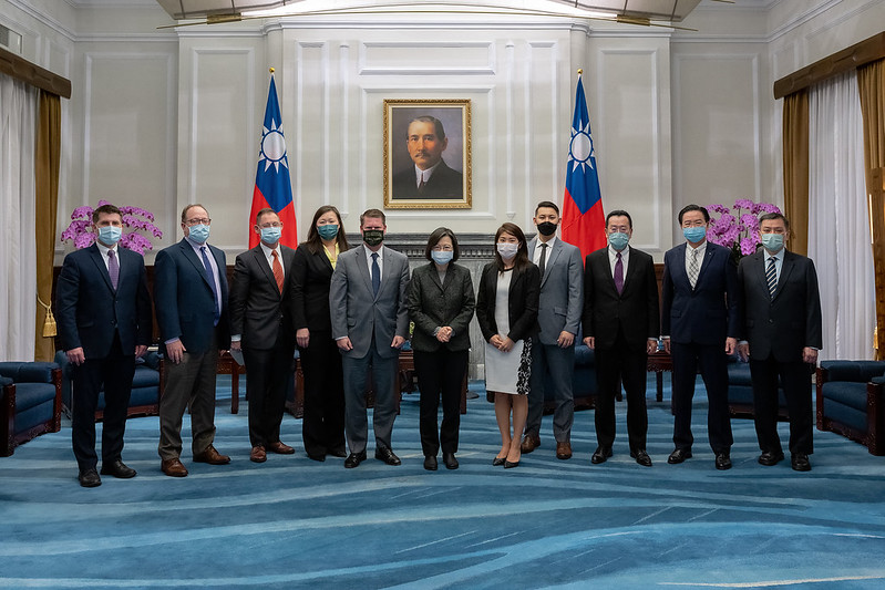 President Tsai poses for a photo with a delegation from the Project 2049 Institute.