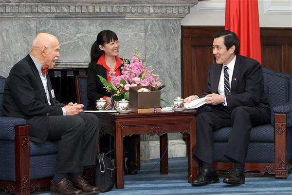 President Ma meets with Professor Jerome A. Cohen, co-director of the U.S.-Asia Law Institute at the New York University School of Law. (01)