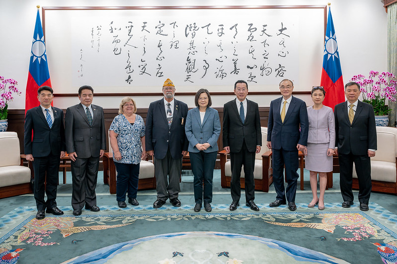 President Tsai poses for a photo with a delegation led by American Veterans National Commander Donald McLean.