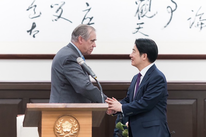 President Lai Ching-te shakes hands with United States Senator Jeff Merkley.