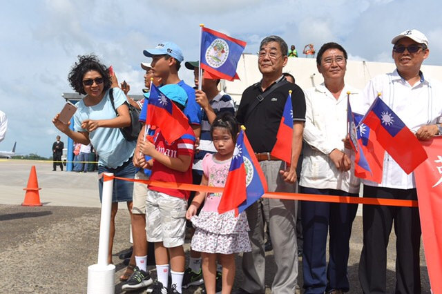 Taiwanese expatriates in Belize enthusiastically welcome President Tsai at Philip S.W. Goldson International Airport.