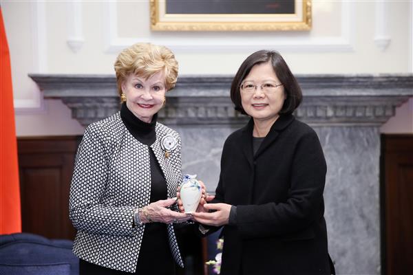 President Tsai takes photos and exchanges gifts with foreign participants from 6th ROC (Taiwan)-U.S.-Japan and Asia-Pacific Regional Partners Security Dialogue.