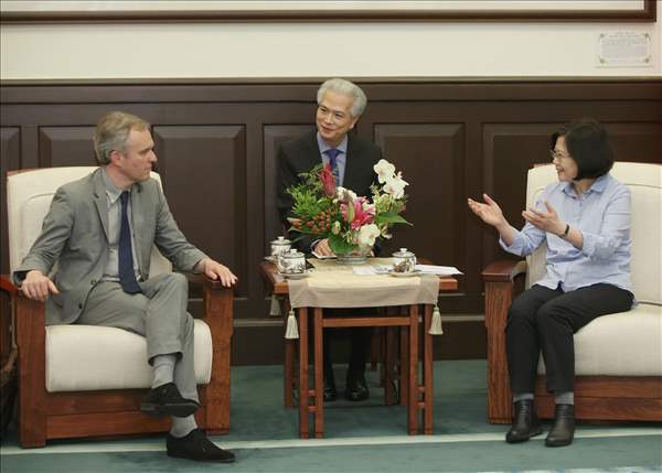 President Tsai Ing-wen meets with French National Assembly Vice President Francois de Rugy.