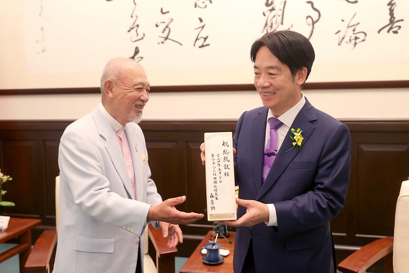 President Lai receives a gift from Nippon Foundation Chairman Sasakawa Yohei.