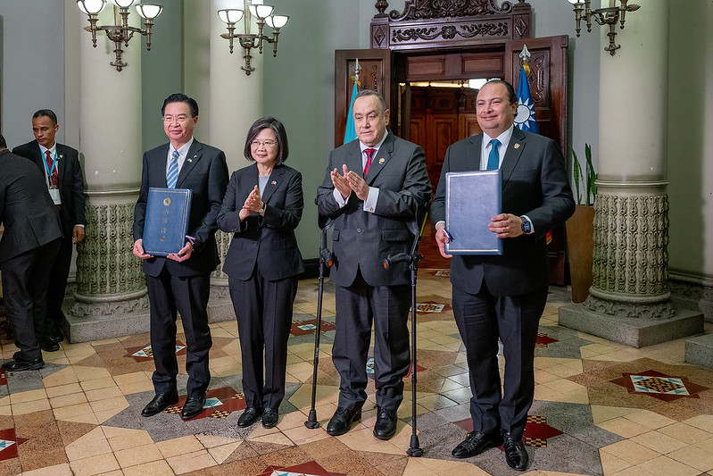 The president received with full military honors by Guatemalan President Alejandro Eduardo Giammattei Falla.