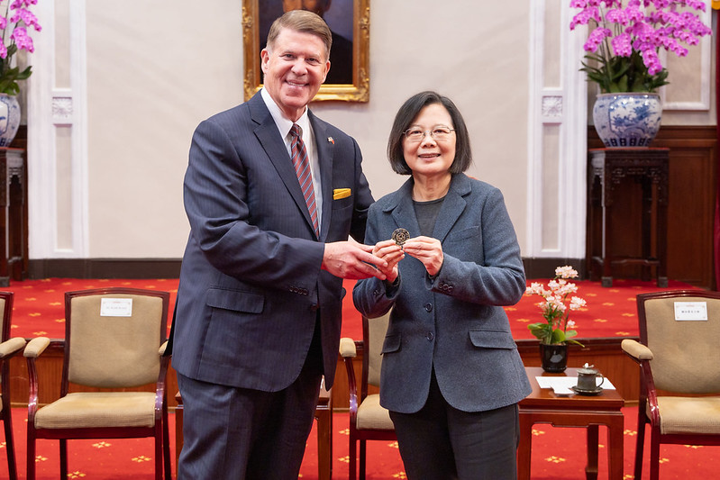 Krach Institute for Tech Diplomacy Chairman Keith Krach presents President Tsai Ing-wen with a gift.