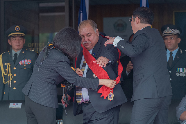 President Tsai confers the Order of Brilliant Jade with Grand Cordon on President Waqa.