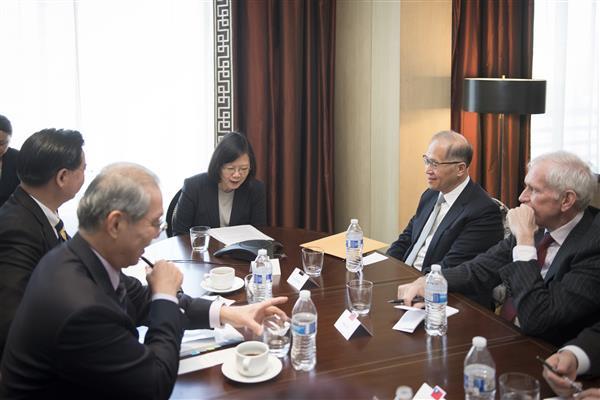 President Tsai speaks with US Senator John McCain by telephone.