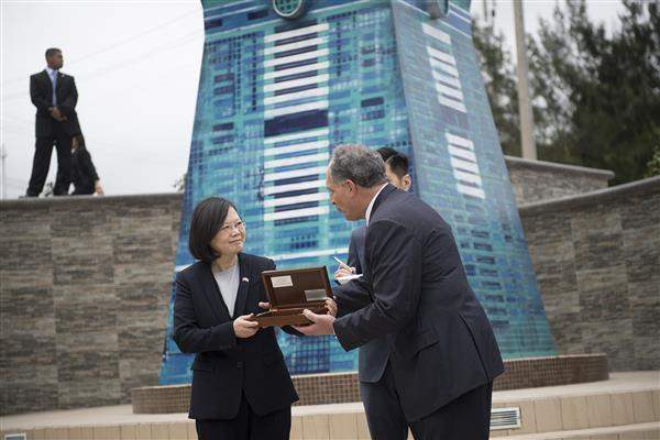 President Tsai receives a key to the city from Tegucigalpa Mayor Nasry Juan Asfura Zablah at the Plaza Republica de China (Taiwan).