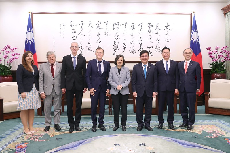 President Tsai poses for a photo with a delegation led by First Vice-Chair of the European Parliament-Taiwan Friendship Group Andrey Kovatchev.