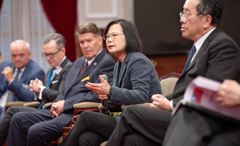 President Tsai exchanges views with a delegation from the US-Taiwan Business Council.