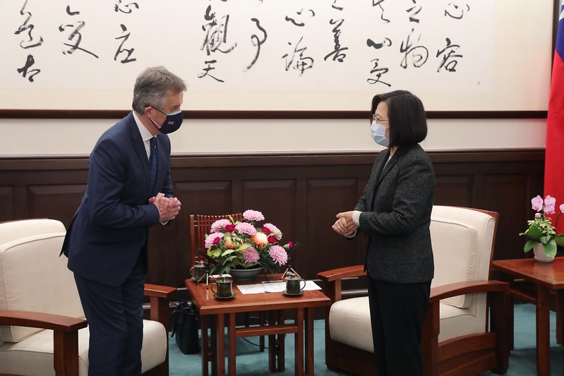 President Tsai and British Office Taipei Representative John Dennis greet each other pleasantly. 