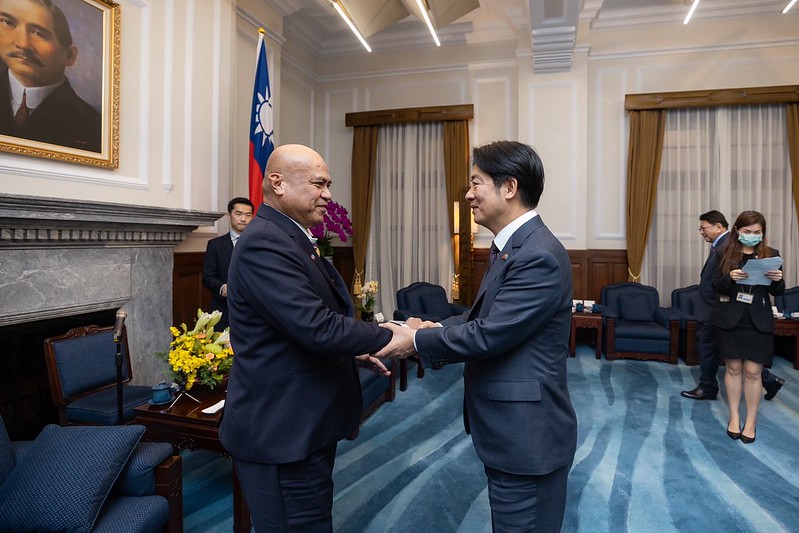 President Lai shakes hands with Prime Minister Feleti Teo of Tuvalu.