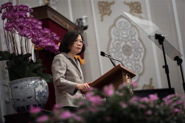 President Tsai delivers remarks at a meeting with a delegation of overseas Chinese-language media.