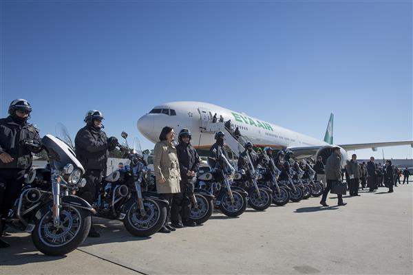 President Tsai poses for a group photo with the local security staff before she leaves Houston, Texas.