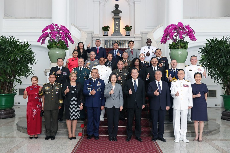 President Tsai poses for a group photo with high-ranking foreign officials participating in military training course.