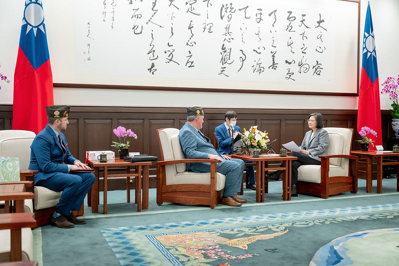 President Tsai exchanges views with Commander-in-Chief Borland.