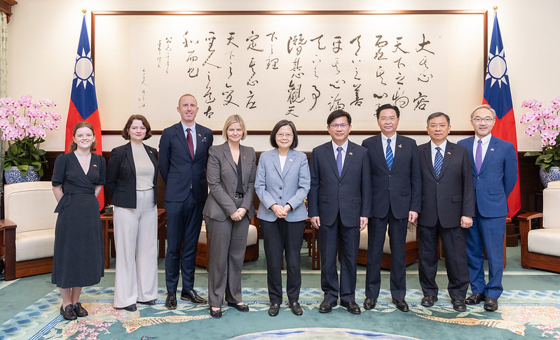 President Tsai poses for a photo with a delegation led by Ms. Guri Melby, the Liberal Party leader and the second vice chair of the Standing Committee on Foreign Affairs and Defense of Norwegian Parliament.