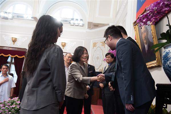 President Tsai shakes hands with the delegation members of overseas-based Chinese-language media.