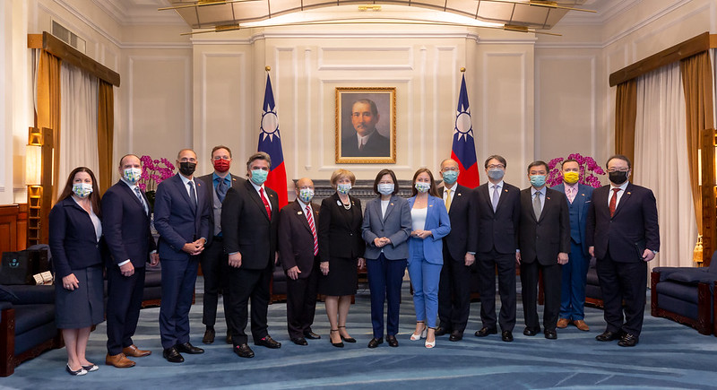 President Tsai poses for a photo with a Canadian delegation led by Member of Parliament Judy Sgro.