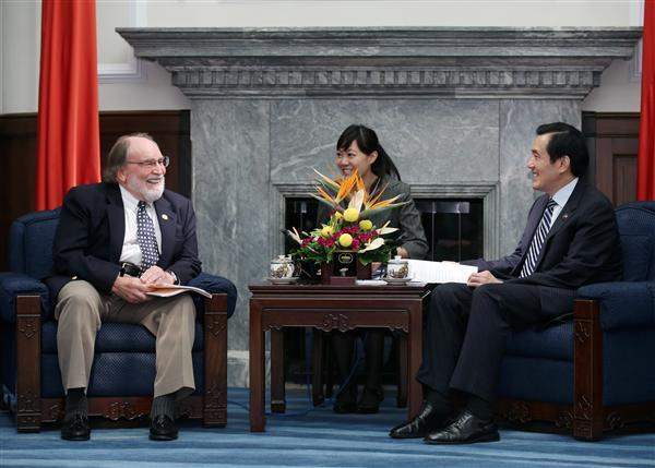 President Ma meets with a delegation led by Governor Neil Abercrombie of the US State of Hawaii. (01)