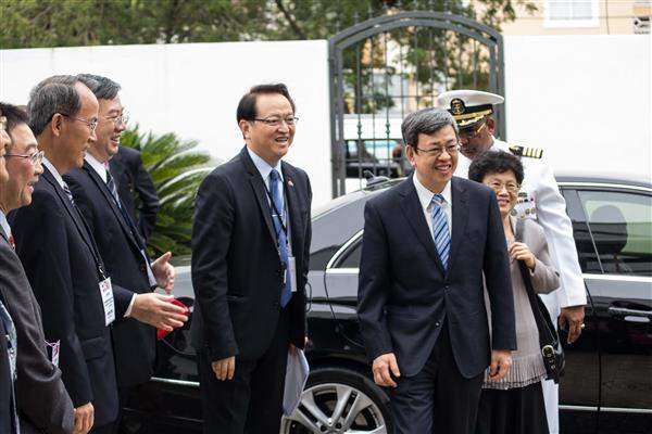 ROC Ambassador to the Dominican Republic Valentino Tang (湯繼仁) leads the embassy personnel to welcome Vice President and Mrs. Chen visiting the embassy.