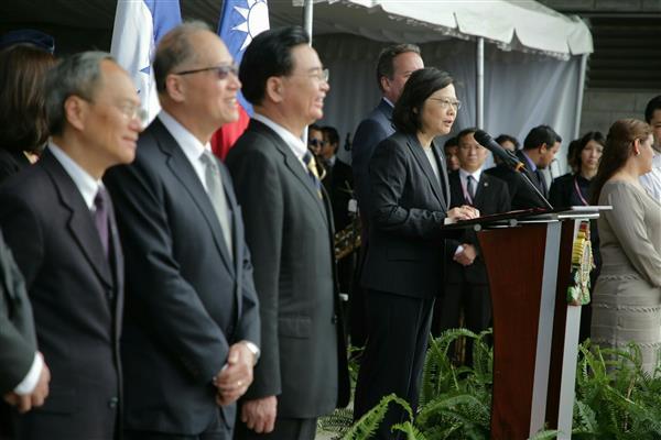 Upon arriving in Honduras, President Tsai delivers remarks at the airport.