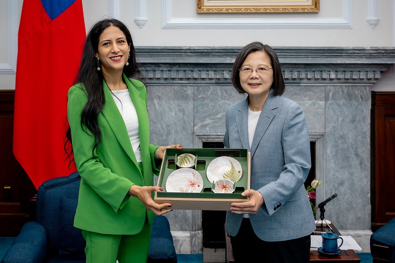 President Tsai Ing-wen presents World Medical Association President Lujain Alqodmani with a gift.