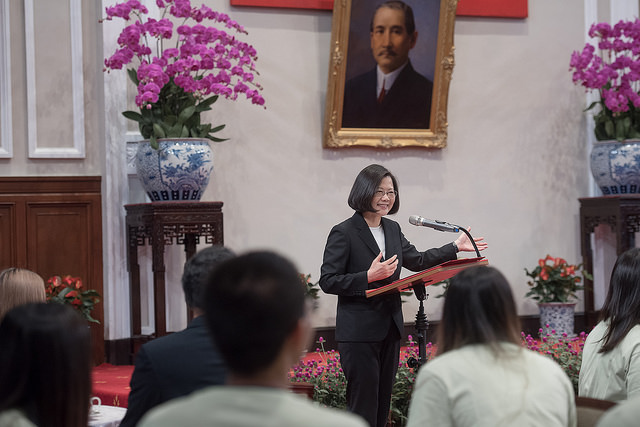 President Tsai addresses volunteer representatives from the 2018 Youth Overseas Peace Corps.