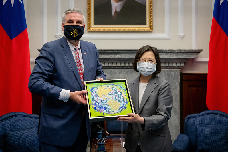 President Tsai receives a gift from Indiana Governor Eric Holcomb.