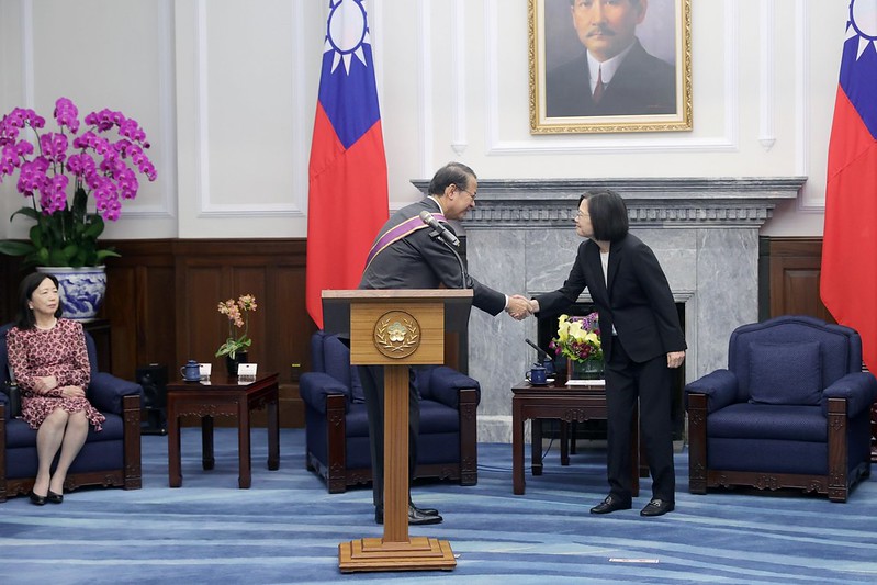 President Tsai shakes hands with Chief Representative of the Japan-Taiwan Exchange Association Taipei Office Izumi Hiroyasu.