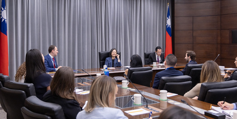 President Tsai exchanges views with a delegation from the Millennium Leadership Program of the Atlantic Council.
