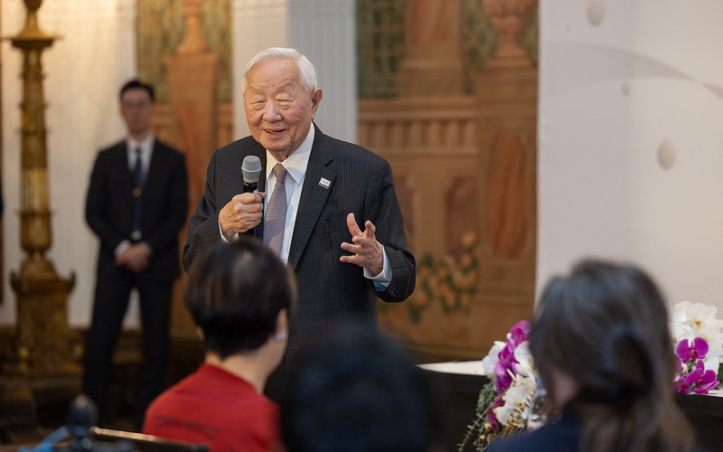 APEC Leader's Representative Dr. Morris Chang holds international press conference.