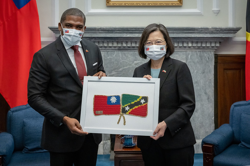 Prime Minister Terrance Drew of the Federation of St. Christopher and Nevis presents President Tsai Ing-wen with a gift.