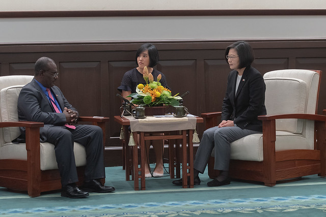 President Tsai exchanges views with Jeremiah Manele, Minister of Foreign Affairs and External Trade of the Solomon Islands.