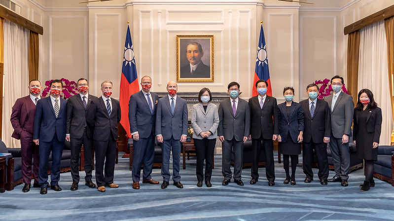 President Tsai takes a group photo with Executive Director Nickel.