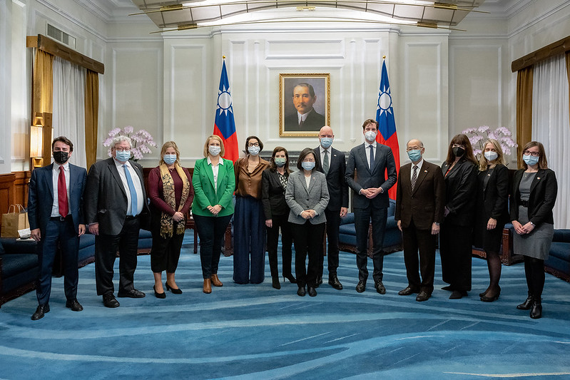 President Tsai poses for a photo with a delegation from the European Parliament Committee on International Trade (INTA).