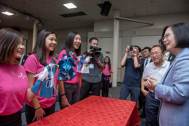  President Tsai tours the Culture Center of Taipei Economic and Cultural Office in Los Angeles, and meets with young students who are learning the culture of Taiwanese glove puppetry.