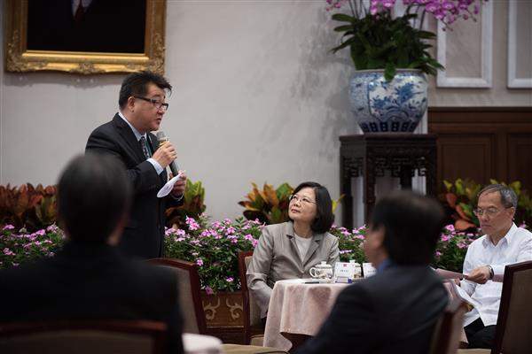 President Tsai exchanges views with the delegation members of overseas-based Chinese-language media.