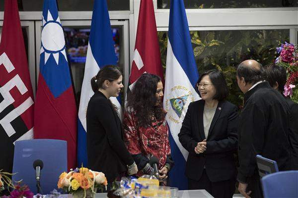 Nicaraguan President Daniel Ortega introduces his family members to President Tsai.