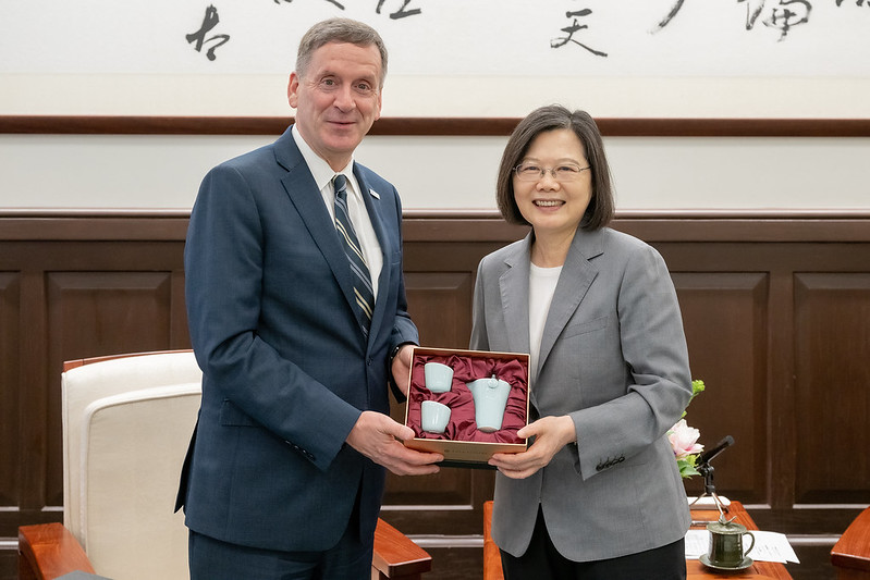 President Tsai Ing-wen presents Ambassador Mark Green with a tea set.