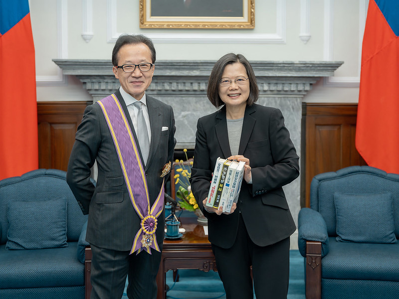 President Tsai Ing-wen poses for a photo with Mr. Kitamura Shigeru, former secretary general of Japan's National Security Secretariat.