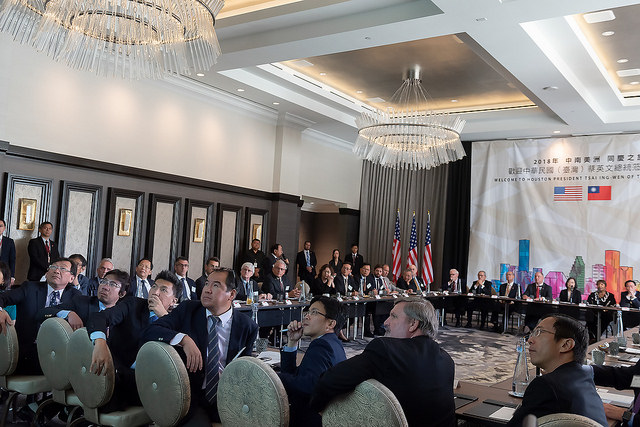 President Tsai attends a business roundtable with representatives of Taiwanese companies in Houston, Texas.