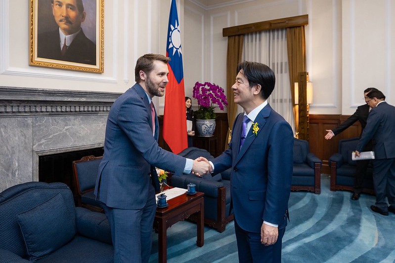 President Lai Ching-te shakes hands with former National Economic Council Director Brian Deese.