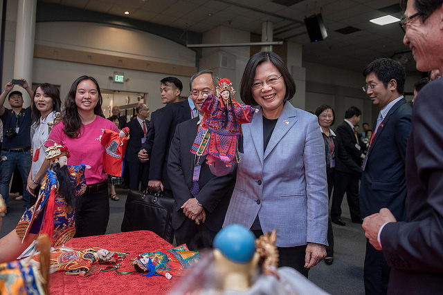President Tsai tours the Culture Center of Taipei Economic and Cultural Office in Los Angeles. 