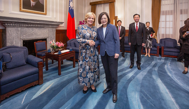 President Tsai Ing-wen meets with a delegation from the cross-party European Parliament-Taiwan Friendship Group.