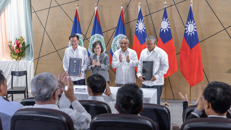President Tsai witnesses signing of agreement in Belize. 