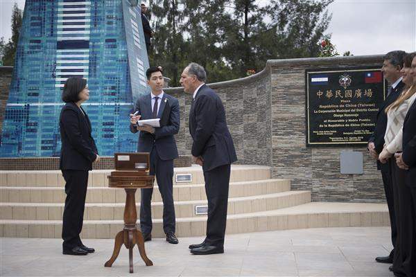 Tegucigalpa Mayor Nasry Juan Asfura Zablah presents President Tsai with a key to the city at the Plaza Republica de China (Taiwan).