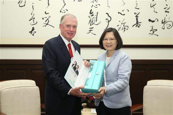 President Tsai presents a gift to former US Vice President Dan Quayle.