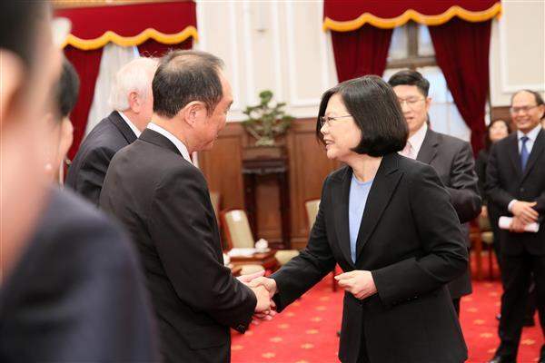 President Tsai shakes hands with a member of the delegation led by Lions Club International President Bob Corlew.